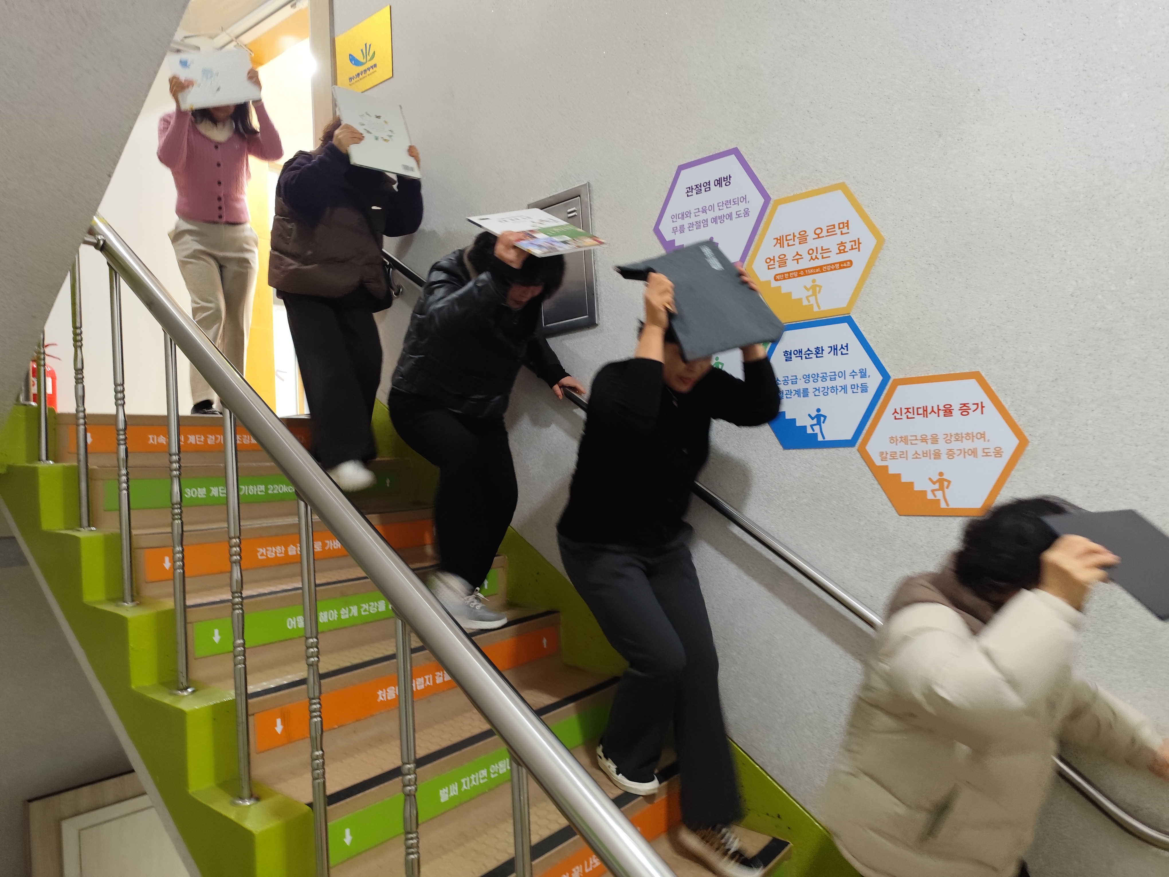 연수구는 지난 3일부터 11일까지 자생 단체 및 안전협의체 회원과 행정복지센터 직원들을 대상으로 지진 대응 자체 훈련을 실시했다